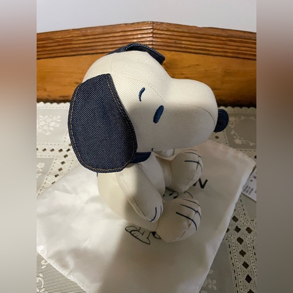 American Eagle “SNOOPY” limited edition plush NWT - Picture 3 of 8